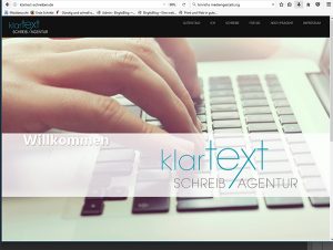 zufrieden: Klartext Schreibagentur Website Tastatur, Finger tippen, Klartext Schreibagentur Logo